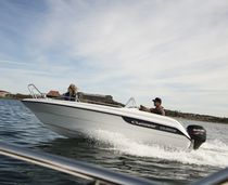 Außenbord-Konsolenboot