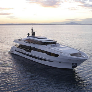 Fahrten-Motoryacht / geschlossene Flybridge / GFK / Verdränger
