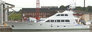 schnelle Superyacht / Sportfischer / mit Ruderhaus / Verdränger Rumpf