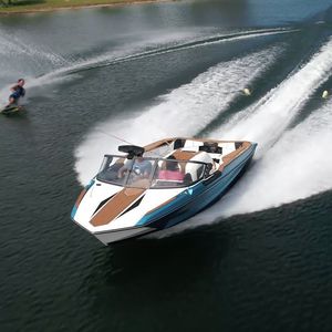 Innenborder-Runabout / Doppelkonsole / Wasserski / max. 7 Personen