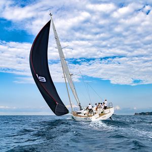 Einrümpfer / für sportliches Fahrtensegeln / mit offenem Heck / 3 Kabinen
