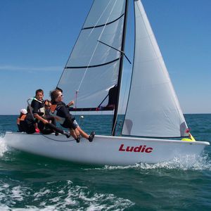 multiple Jolle / Freizeit / für Schulen / Asymmetrischer Spinnaker