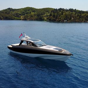 Express Cruiser / Stern-Drive / Diesel / dreimotorig / Hard-top