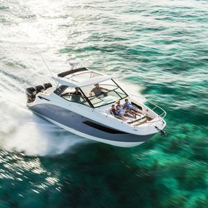 Express Cruiser / Außenbord / dreimotorig / Soft-Top / 4 Kojen