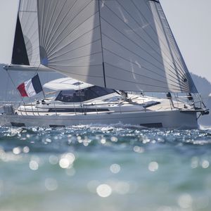 Segel-Yacht / Hochseefahrten / Center Cockpit / Glasfaser / 3 Kabinen