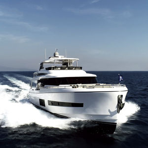 Fahrten-Motoryacht / Flybridge / Verdränger Rumpf / 3 Kabinen