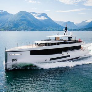 Fahrten-Superyacht / Explorer / mit Ruderhaus / senkrechter Bug