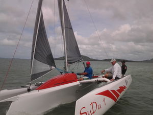 Trimaran / Regatta / mit offenem Heck / Carbon