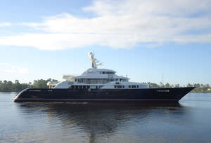 Fahrten-Megayacht / mit Ruderhaus / Stahl / nach Maß