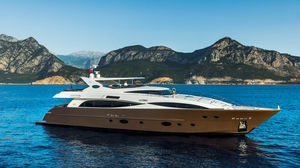 Fahrten-Superyacht / Flybridge / Verdränger