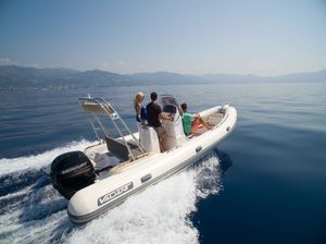 Außenbord-Schlauchboot / Festrumpf / Mittelkonsole / max. 13 Personen