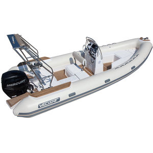 Außenbord-Schlauchboot / Festrumpf / Mittelkonsole / max. 13 Personen