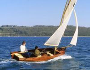 taditionelles offenes- Segel und Ruderboot