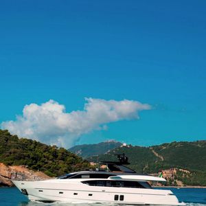 Fahrten-Motoryacht / Flybridge / Glasfaser / Gleiter
