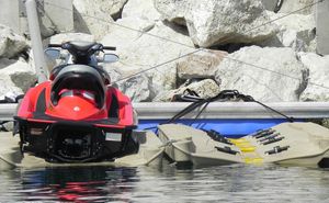 schwimmender Ponton / zur Trockenlagerung von Jet-Skis / für Yachthäfen / Polyethylen