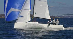 Einrümpfer / One-Design / Regatta Kielboot / mit offenem Heck