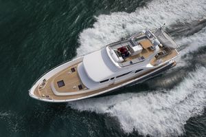 Fahrten-Motoryacht / für Expeditionen / Flybridge / Raised Pilothouse