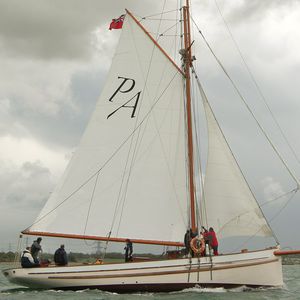 Einrümpfer / traditionell / mit offenem Heck / Gaffelsegel