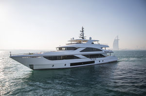 Fahrten-Superyacht / Flybridge / mit Ruderhaus / Shaft-Drive