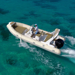 Außenbord-Schlauchboot / Festrumpf / Mittelkonsole / max. 12 Personen