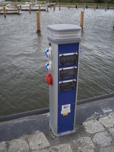 Stromversorgungssäule / für Wasserversorgung / mit integrierter Beleuchtung / für Stege