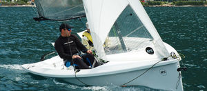 Einrümpfer / Regatta Kielboot / mit offenem Heck / einziehbarer Kiel