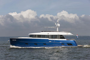 Fahrten-Motoryacht / Flybridge / Verdränger / 4 Kabinen