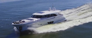 Fahrten-Motoryacht / mit Ruderhaus / 3 Kabinen / nach Maß