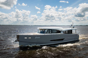 Fahrten-Motoryacht / Hard-top / Verdränger Rumpf / 2 Kabinen