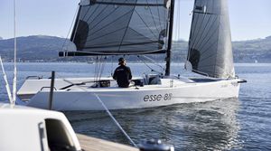 Einrümpfer / Daysailer / Regatta Kielboot / mit offenem Heck