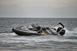 Außenbord-Schlauchboot / zweimotorig / Stufenrumpf / Sport