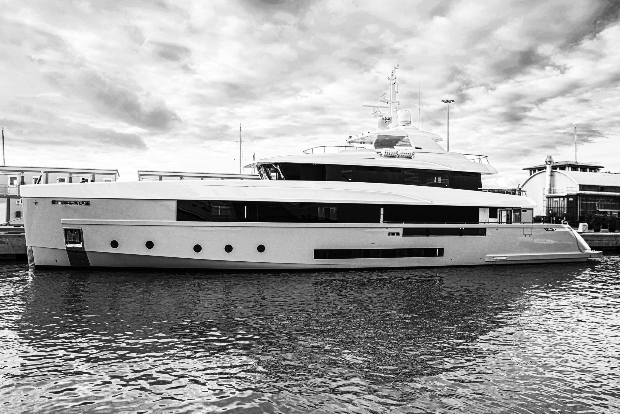 Megayacht für Kreuzfahrten M/Y CROCUS Admiral yachts Raised