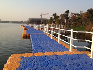 schwimmender Ponton