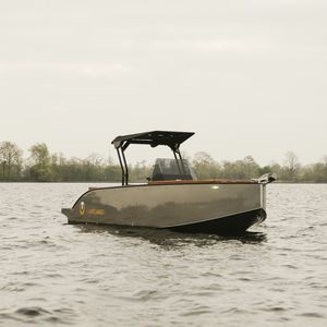 Außenborder-Konsolenboot 1