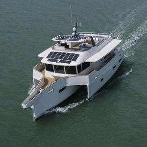 Trimaran-Motoryacht