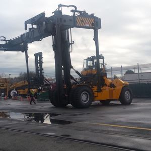 Containerstapler für beladene Container