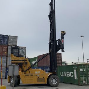 Containerstapler für Leercontainer 1