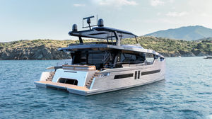 Katamaran-Motoryacht 1