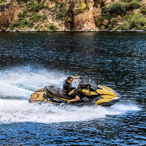 sitzender Jet-Ski