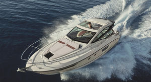 Express Cruiser / Innenborder / zweimotorig / Hard-top / Sport