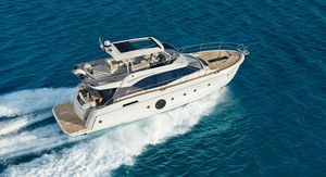 Fahrten-Motoryacht / Flybridge / IPS / 3 Kabinen