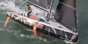Segelboot mit Foil