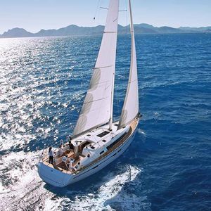Fahrtensegelboot / mit offenem Heck / 3 oder 4 Kabinen / 6 Kojen
