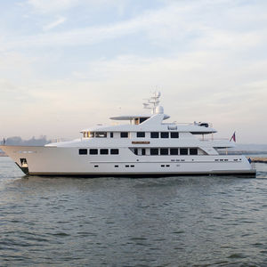 Fahrten-Superyacht / Raised Pilothouse / Verdränger Rumpf / 5 Kabinen