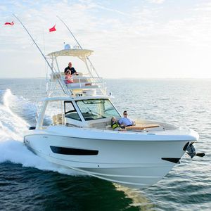 Außenbord-Konsolenboot / viermotorig / Mittelkonsole / Flybridge