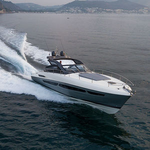 Express Cruiser / Innenborder / zweimotorig / Open / Soft-Top