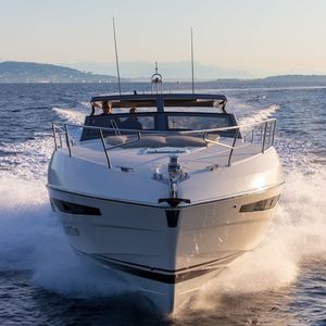 Express Cruiser / Innenborder / zweimotorig / Open / IPS
