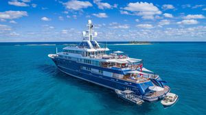 Luxus-Megayacht / für Kreuzfahrten