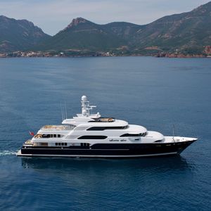 Luxus-Megayacht / für Kreuzfahrten