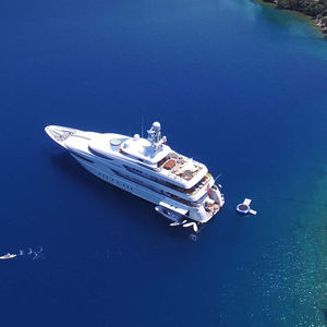 Luxus-Megayacht / für Kreuzfahrten